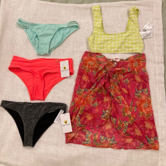 Lot of Body Glove / Roxy bikinis and Beach Riot sarong - Picture 1 of 11